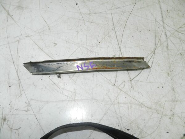 1993 FORD GRANADA DORCHESTER. PASSENGER SIDE FRONT CHROME TRIM - Image 3