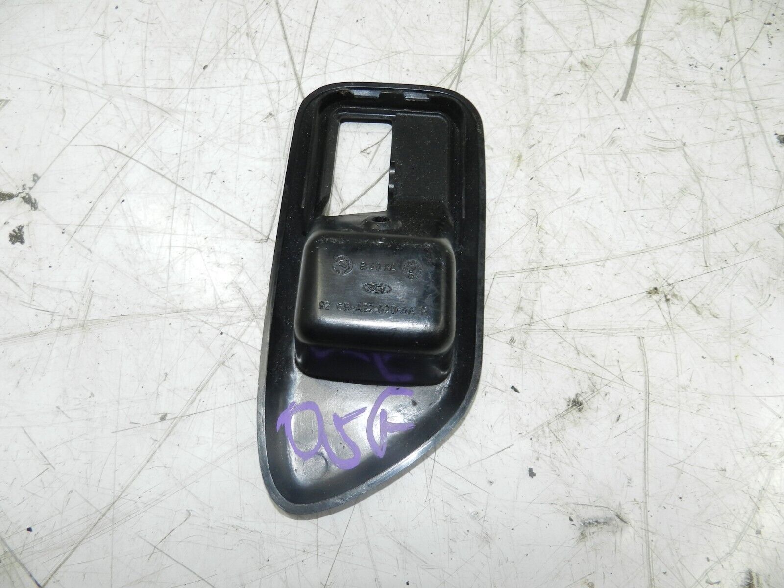 1993 FORD GRANADA DORCHESTER. DRIVER SIDE DOOR HANDLE SURROUND - Image 3