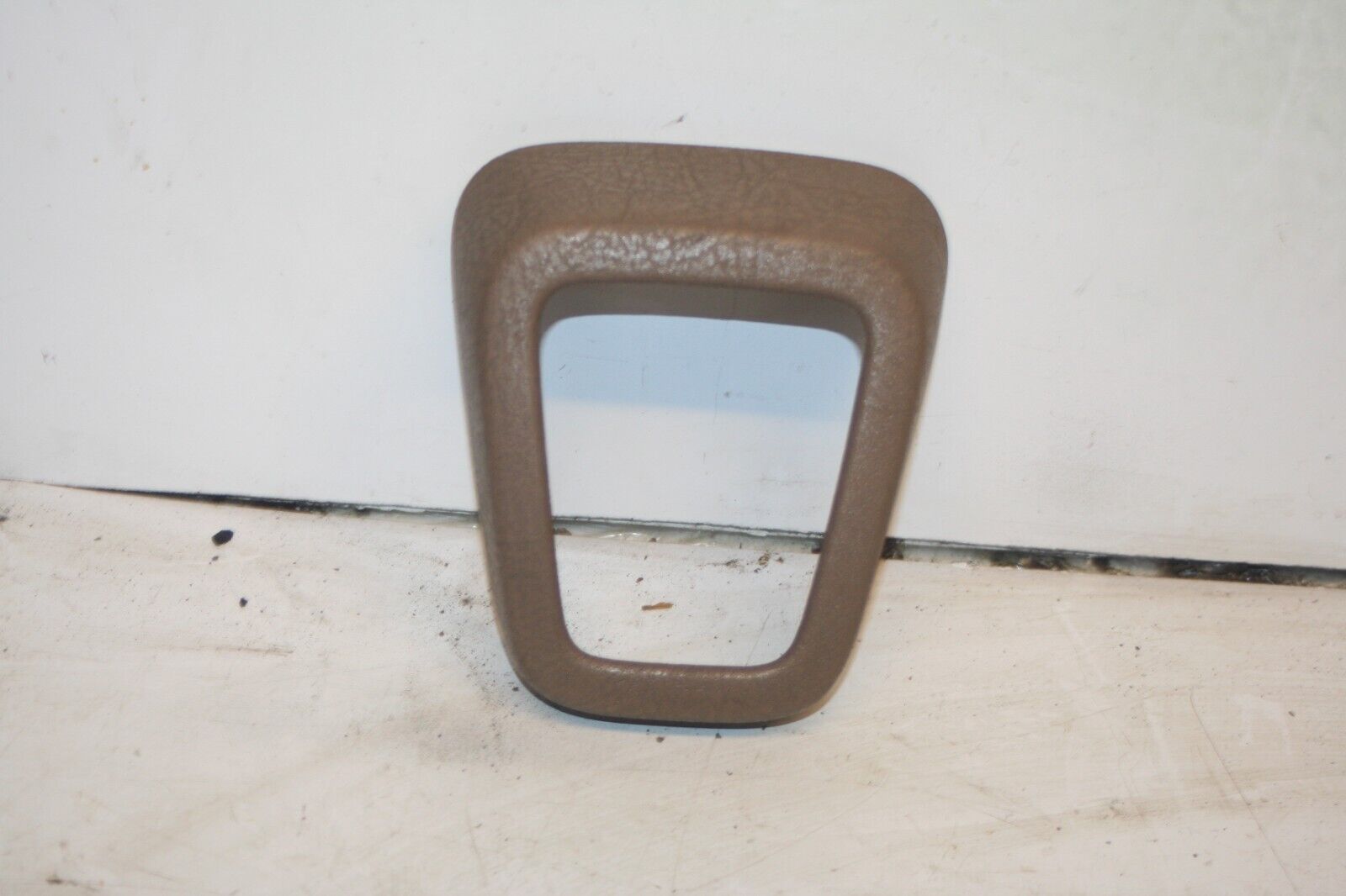 1990 FORD GRANADA MK3. GEAR SELECTOR SURROUND TRIM - Image 2