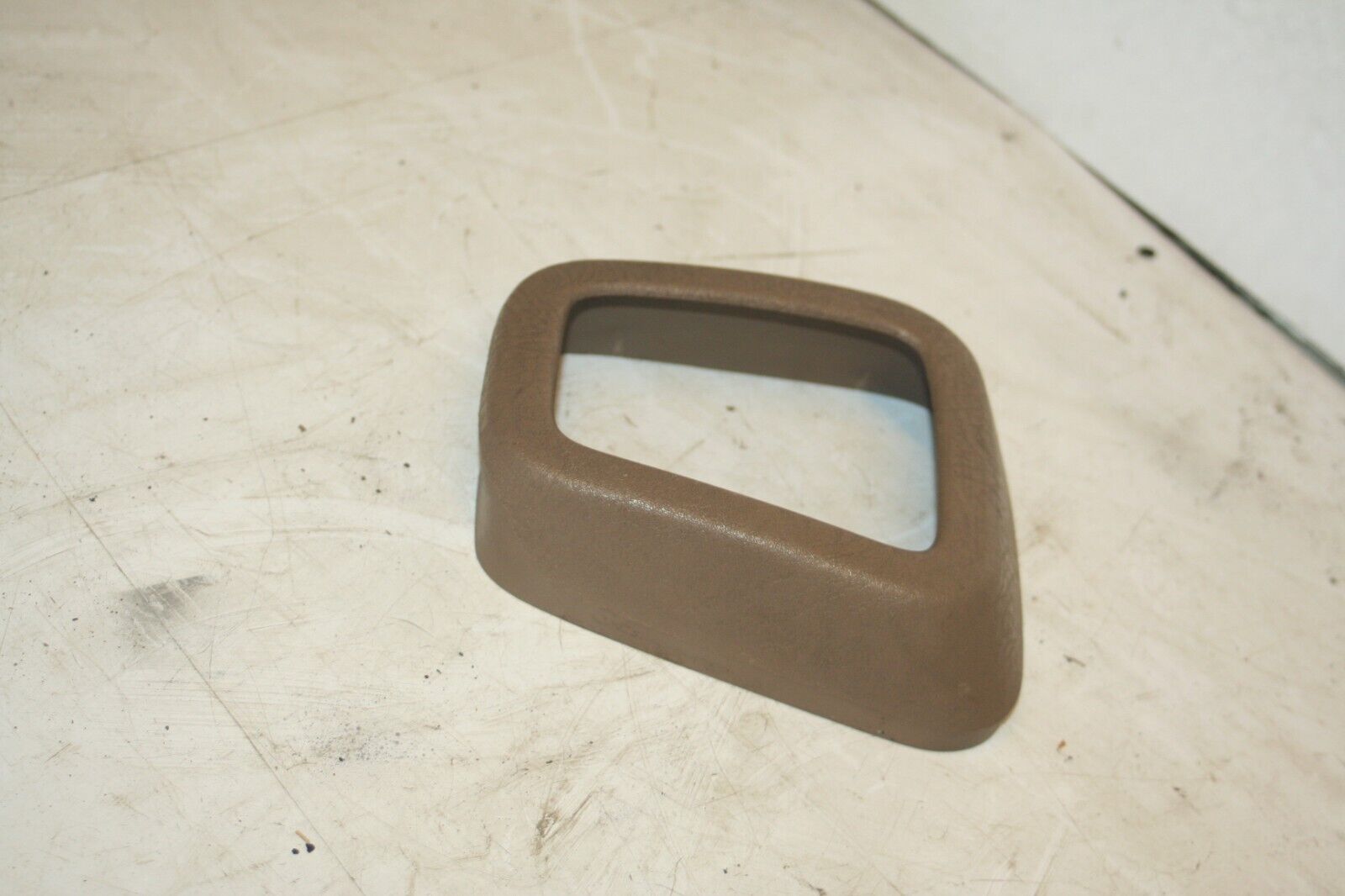 1990 FORD GRANADA MK3. GEAR SELECTOR SURROUND TRIM - Image 3