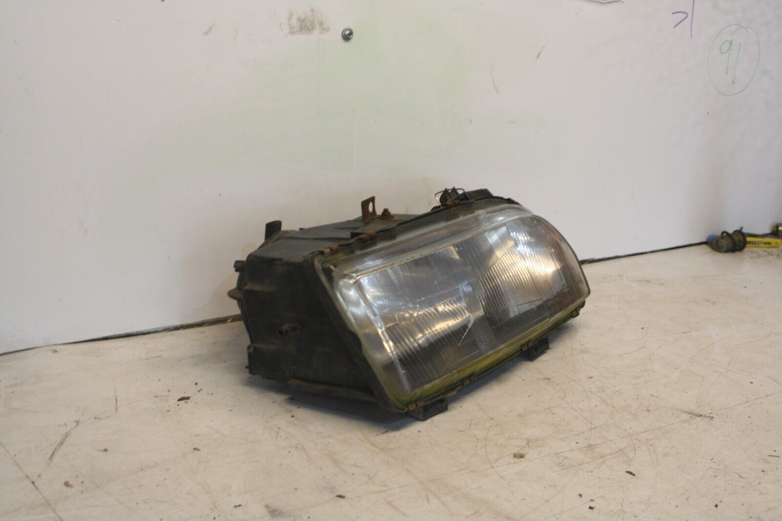 1990 FORD GRANADA MK3. DRIVER SIDE HEADLIGHT - Image 2