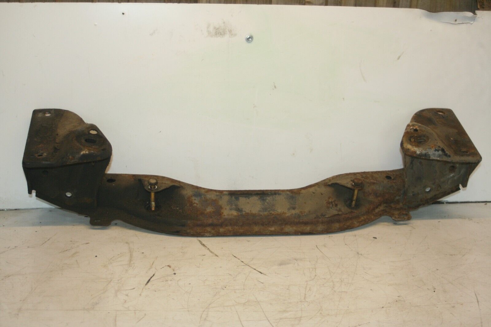 1990 FORD GRANADA MK3. FRONT SUSPENSION AXLE SUBFRAME STEERING FRAME MOUNT