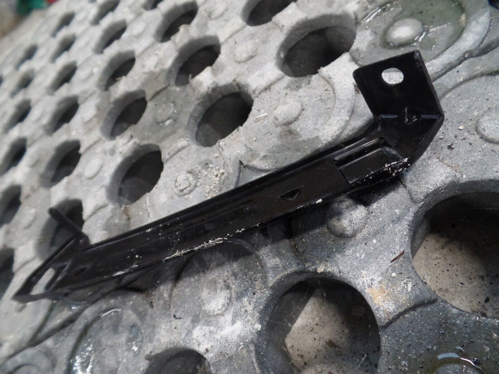2010 HYUNDAI SANTA FE 2.2 DIESEL AUTOMATIC. HEADLIGHT UNDER BRACKET.