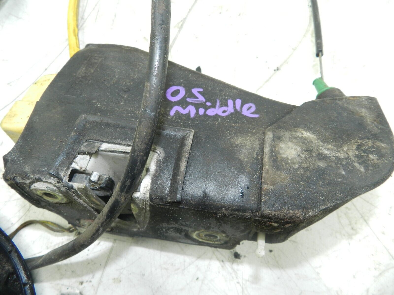 1993 FORD GRANADA DORCHESTER. DRIVER SIDE MIDDLE DOOR LOCK MOTOR MECHANISM - Image 2