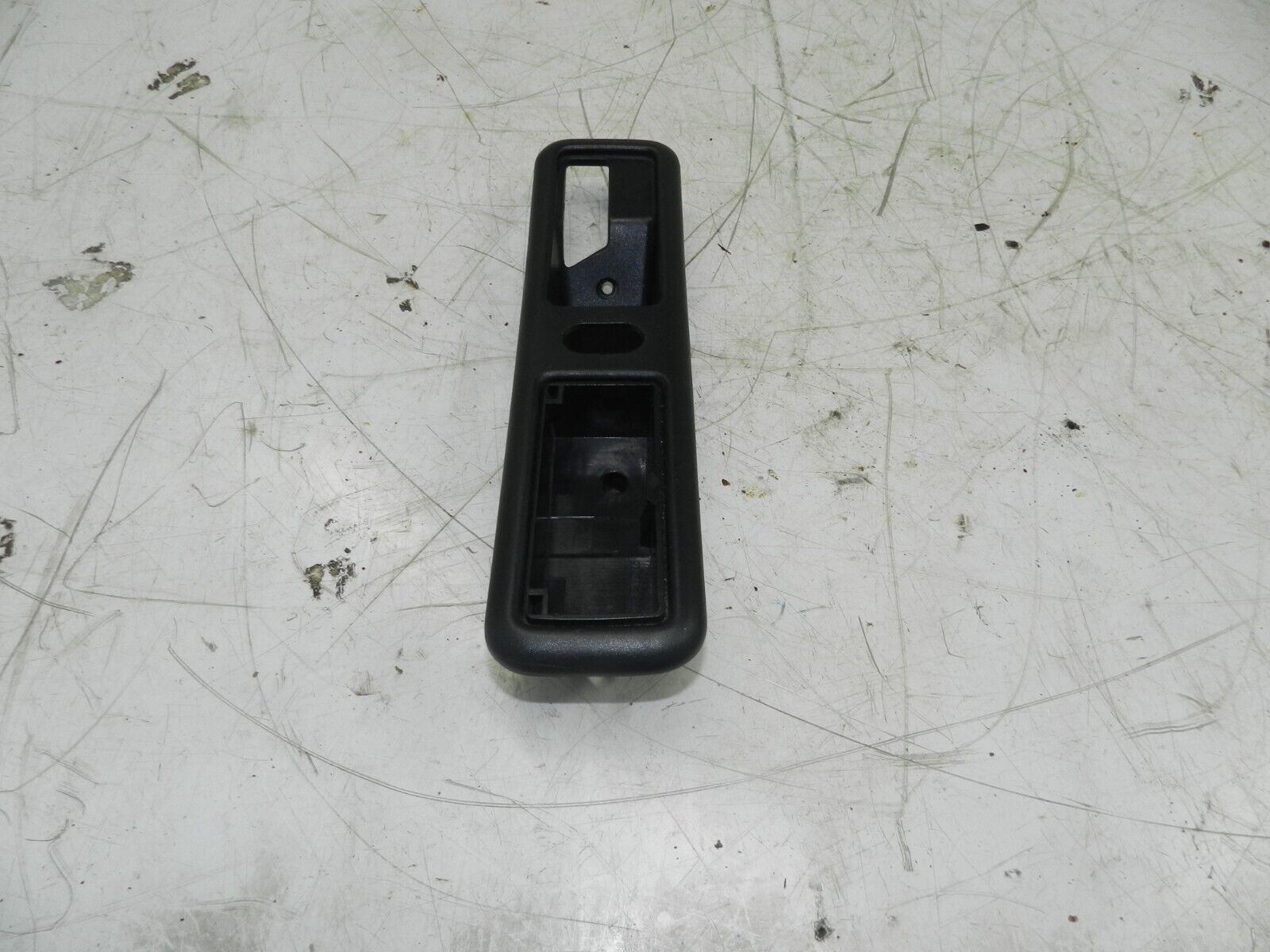1993 FORD GRANADA DORCHESTER. PASSENGER SIDE DOOR HANDLE SURROUND ASHTRAY