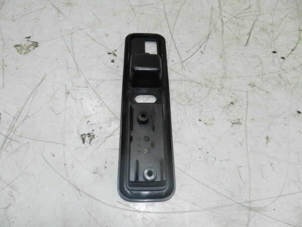 1993 FORD GRANADA DORCHESTER. PASSENGER SIDE DOOR HANDLE SURROUND ASHTRAY - Image 2