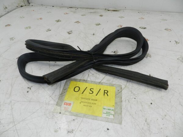 1993 FORD GRANADA DORCHESTER. DRIVER SIDE REAR DOOR RUBBER SEAL