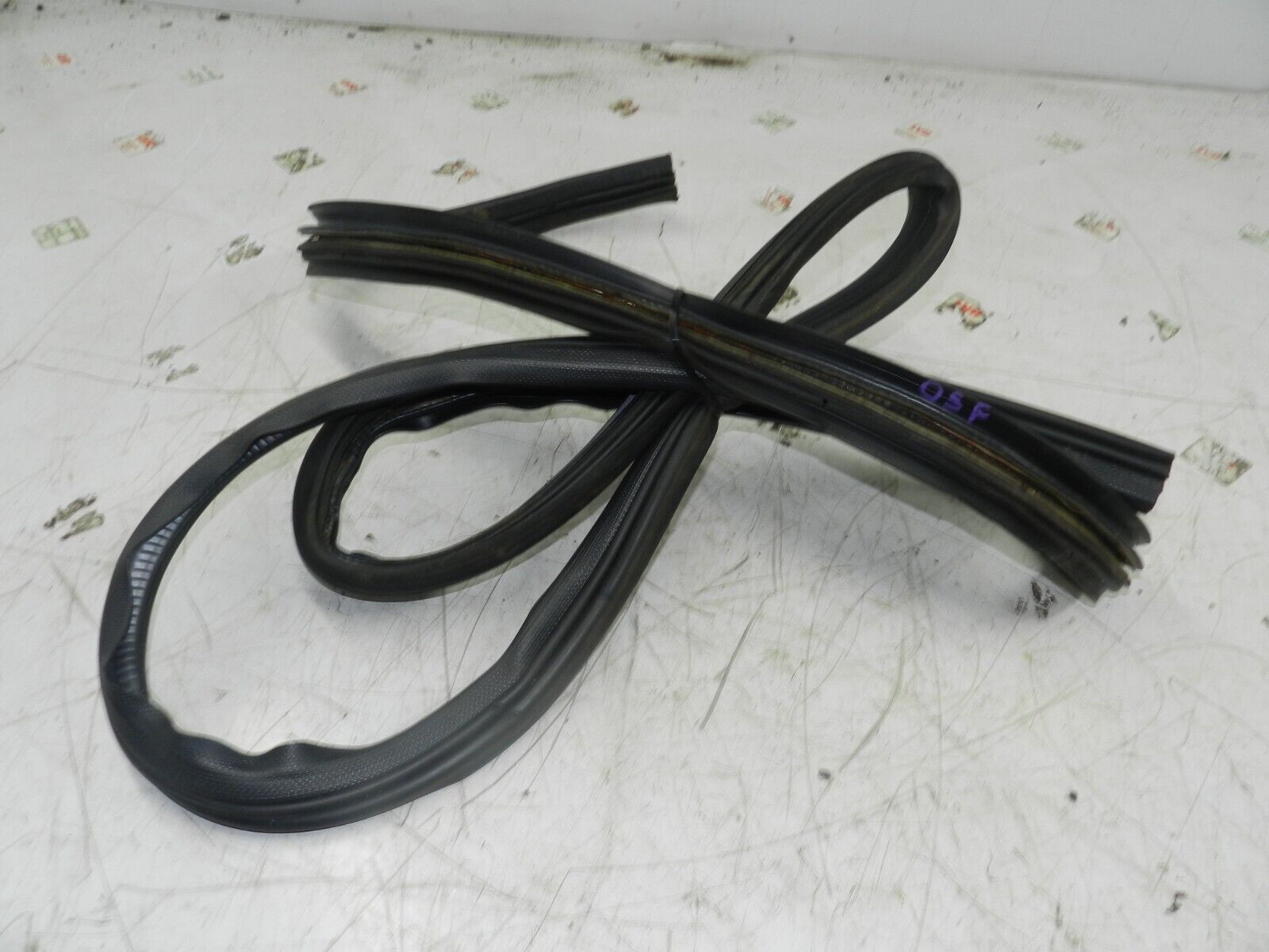 1993 FORD GRANADA DORCHESTER. DRIVER SIDE FRONT DOOR RUBBER SEAL - Image 2