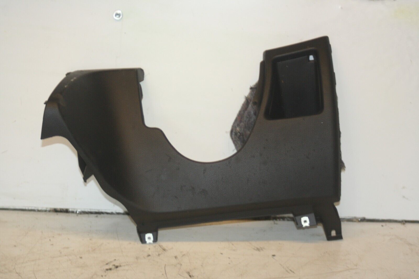 (95) 2010 BMW 1 SERIES E82. UNDER DASHBOARD TRIM