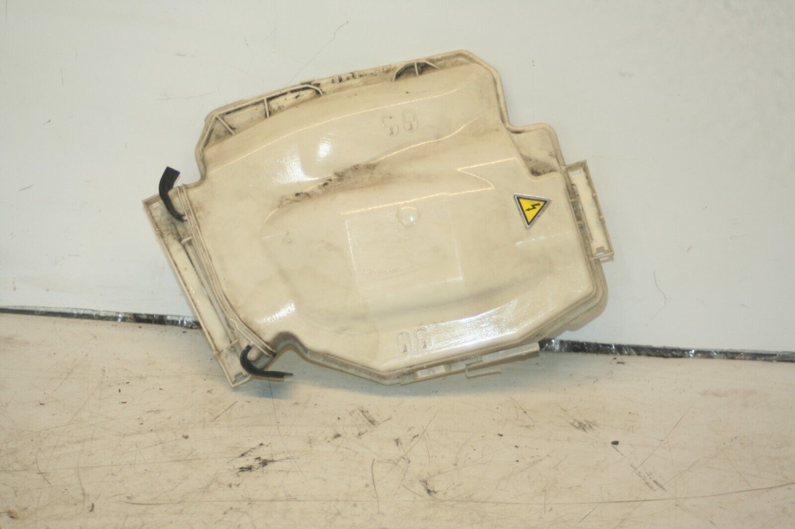 (95) 2010 BMW 1 SERIES E82. FUSE BOX ECU HOUSING LID COVER