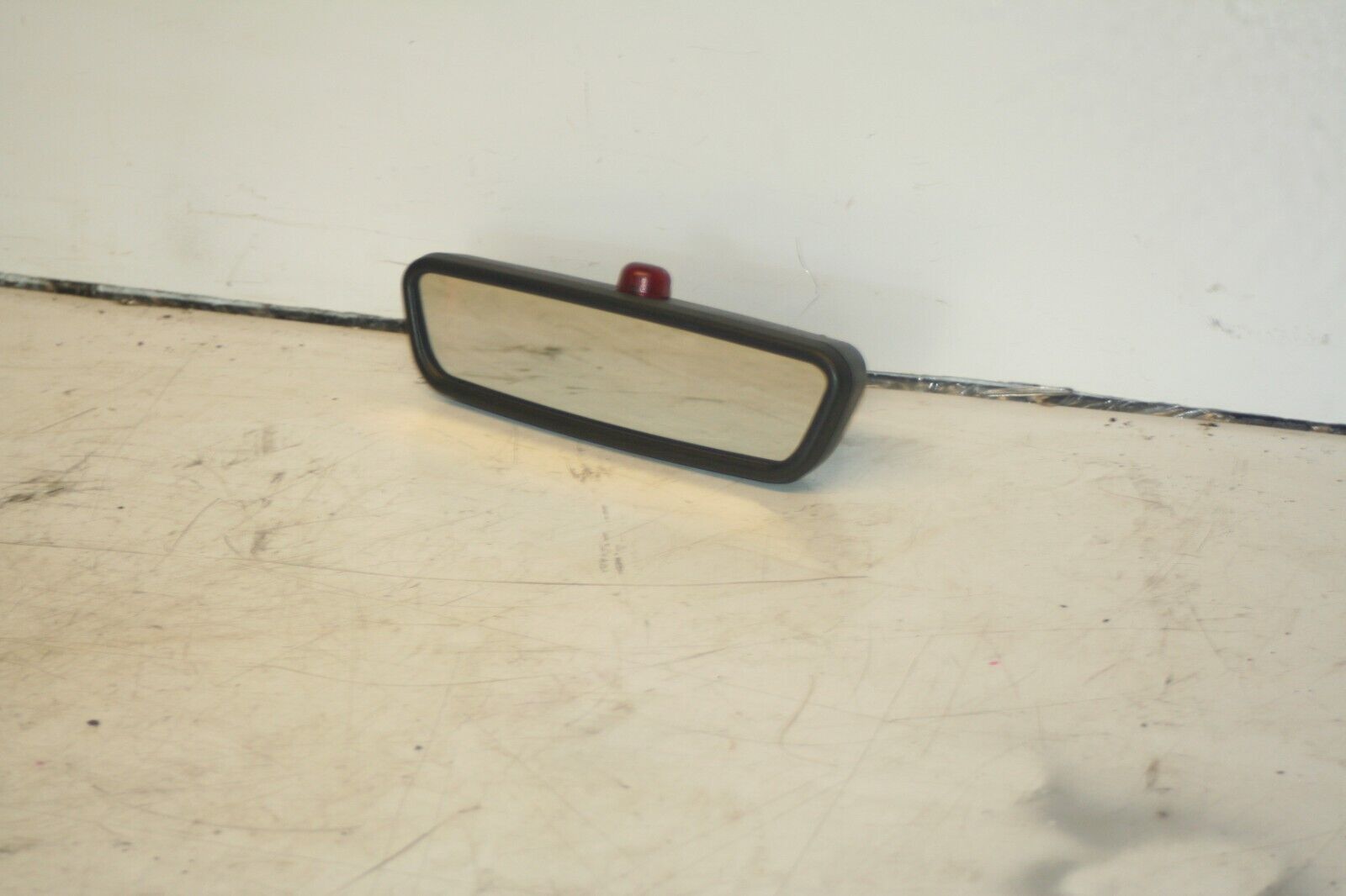 (95) 2010 BMW 1 SERIES E82. REAR VIEW MIRROR