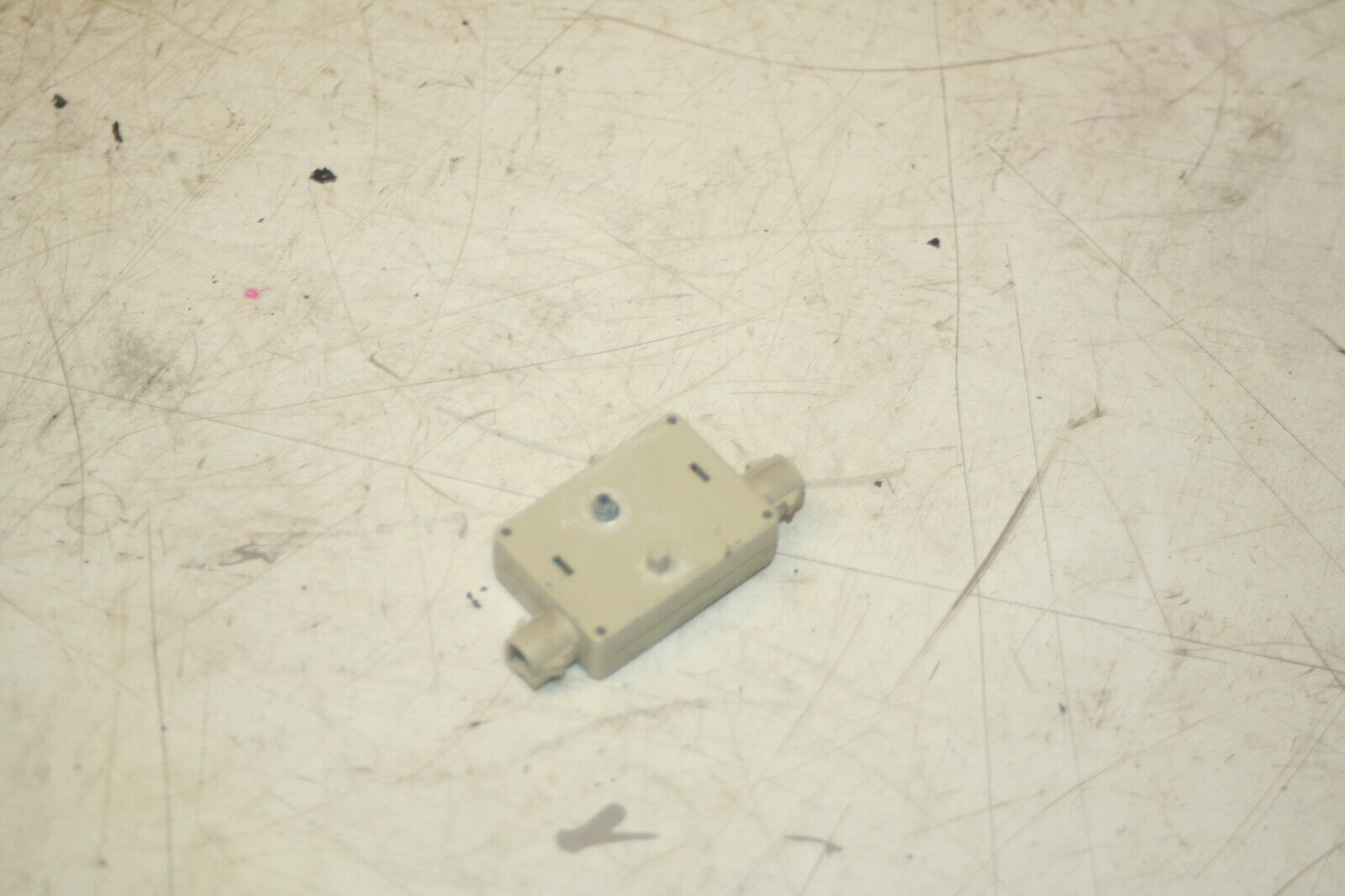 (95) 2010 BMW 1 SERIES E82. 6990090 ANTENNA TRAP CIRCUIT MODULE