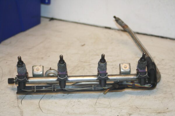 2000 MERCEDES C CLASS W202. FUEL PETROL RAIL AND INJECTORS - Image 2