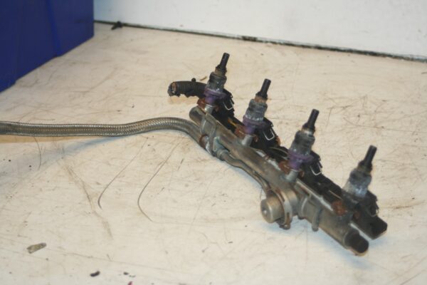 2000 MERCEDES C CLASS W202. FUEL PETROL RAIL AND INJECTORS - Image 3
