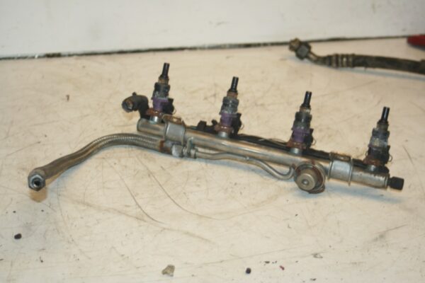 2000 MERCEDES C CLASS W202. FUEL PETROL RAIL AND INJECTORS - Image 4