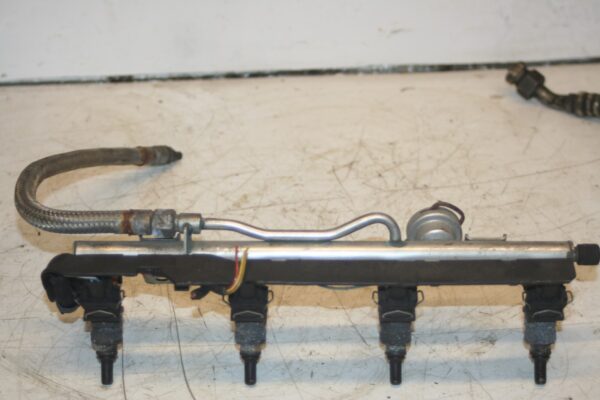 2000 MERCEDES C CLASS W202. FUEL PETROL RAIL AND INJECTORS - Image 5