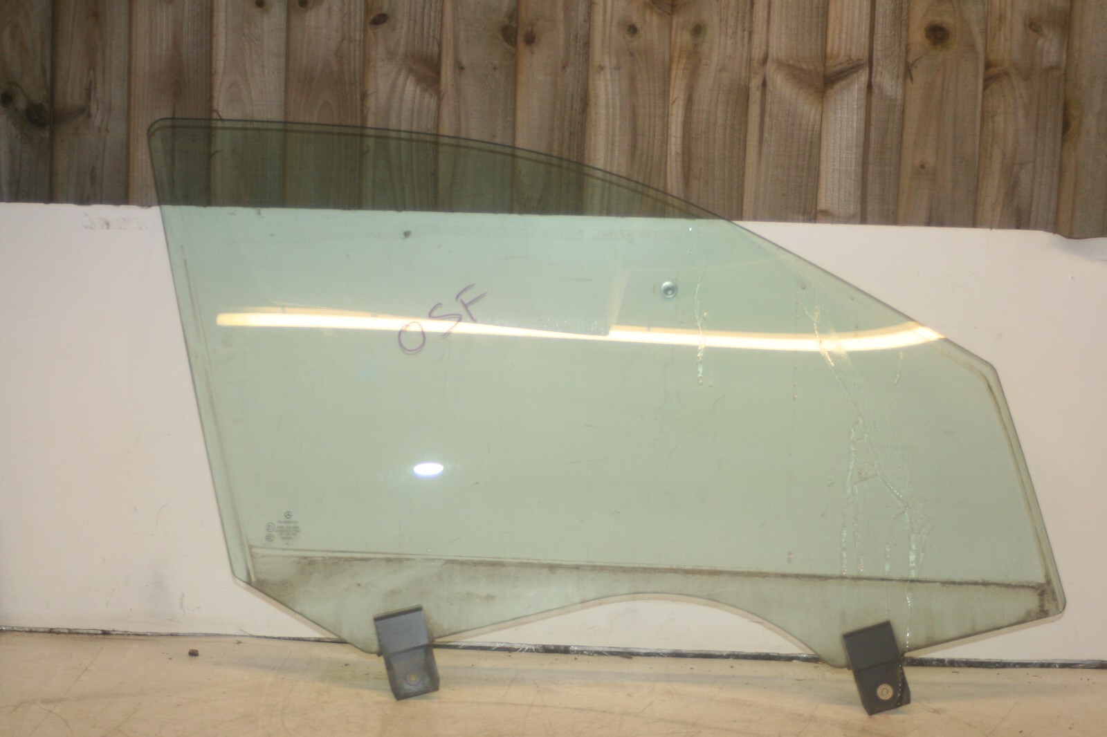 2005 MERCEDES S CLASS W220. DRIVER SIDE FRONT WINDOW GLASS