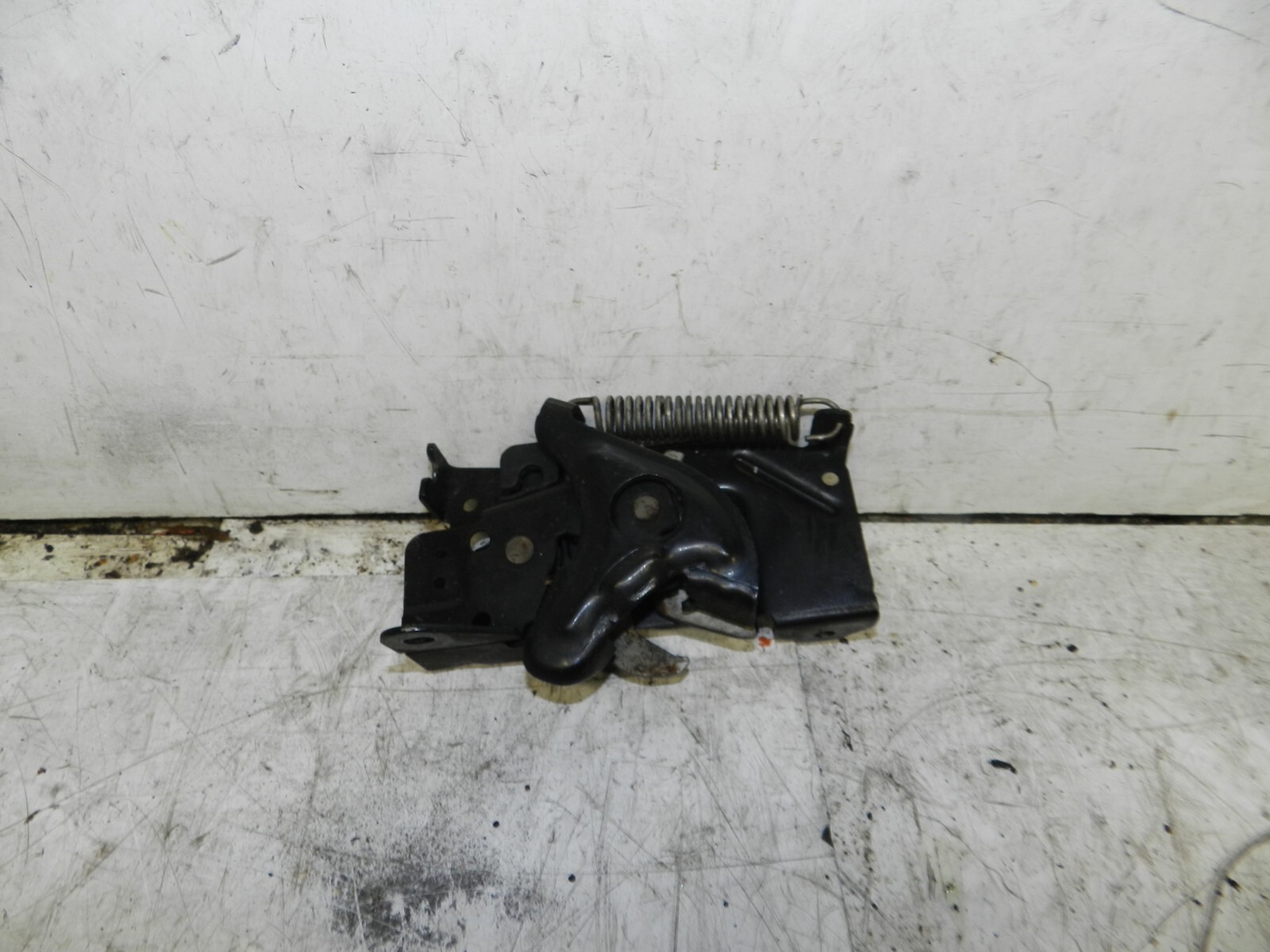 2014 BMW 1 SERIES F21 118D. 7242549 LATCH