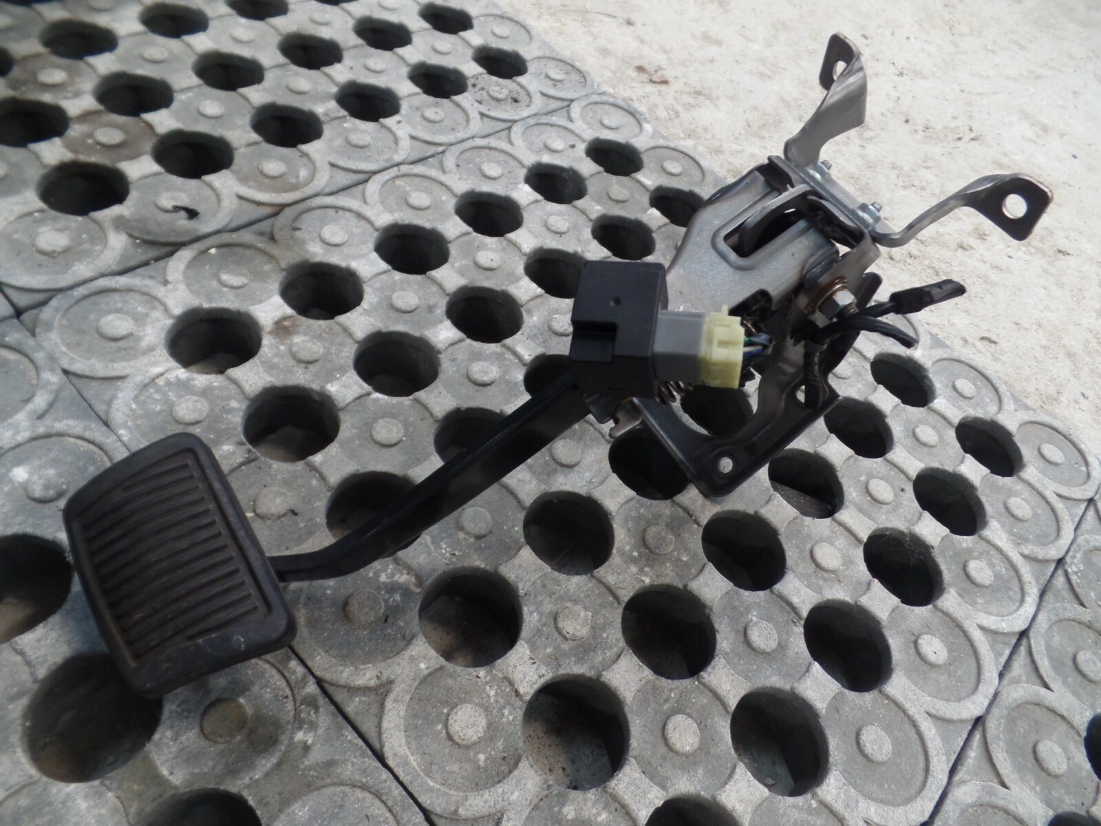 2010 MK2 2.2 Hyundai Santa Fe – Automatic Brake Pedal + Sensor
