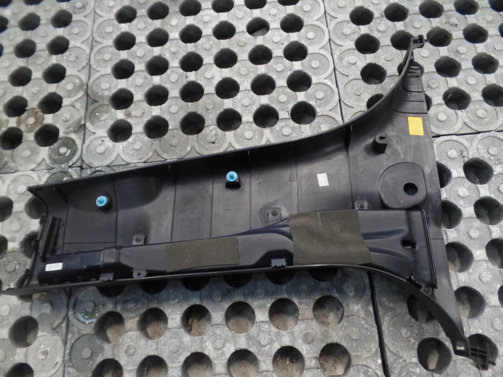 2010 MK2 2.2 CRDi Hyundai Santa Fe - Driver Side B Pillar Lower Trim Cover - Image 2