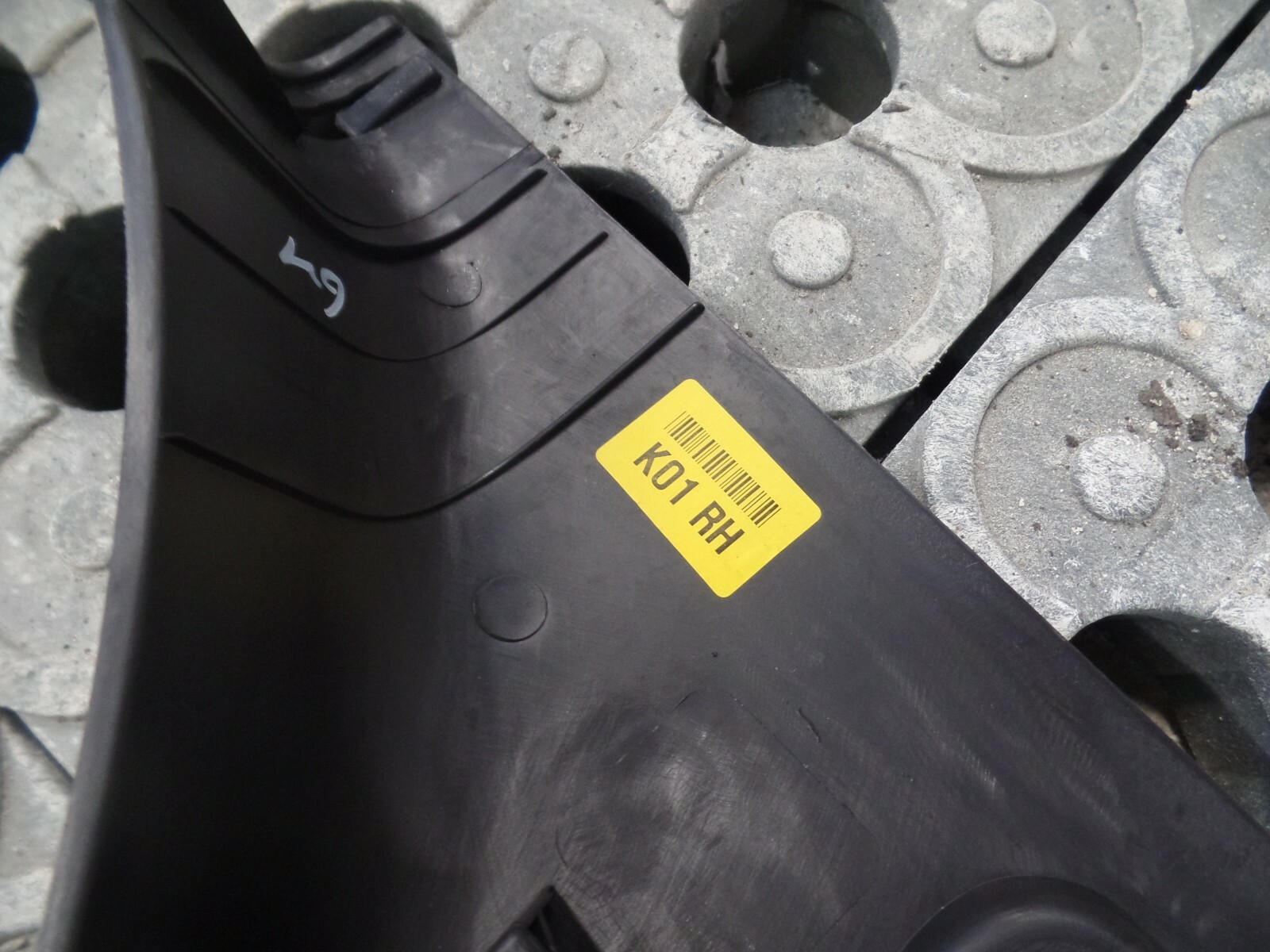 2010 MK2 2.2 CRDi Hyundai Santa Fe - Driver Side B Pillar Lower Trim Cover - Image 3