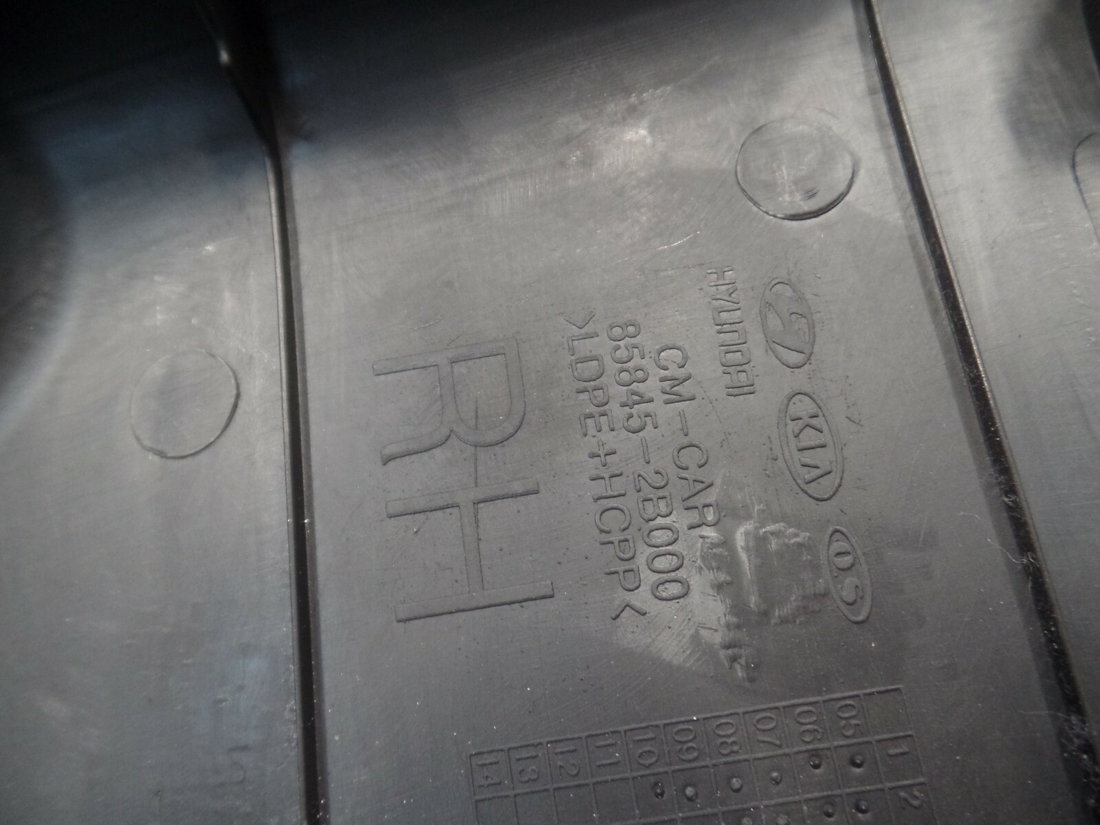 2010 MK2 2.2 CRDi Hyundai Santa Fe - Driver Side B Pillar Lower Trim Cover - Image 4