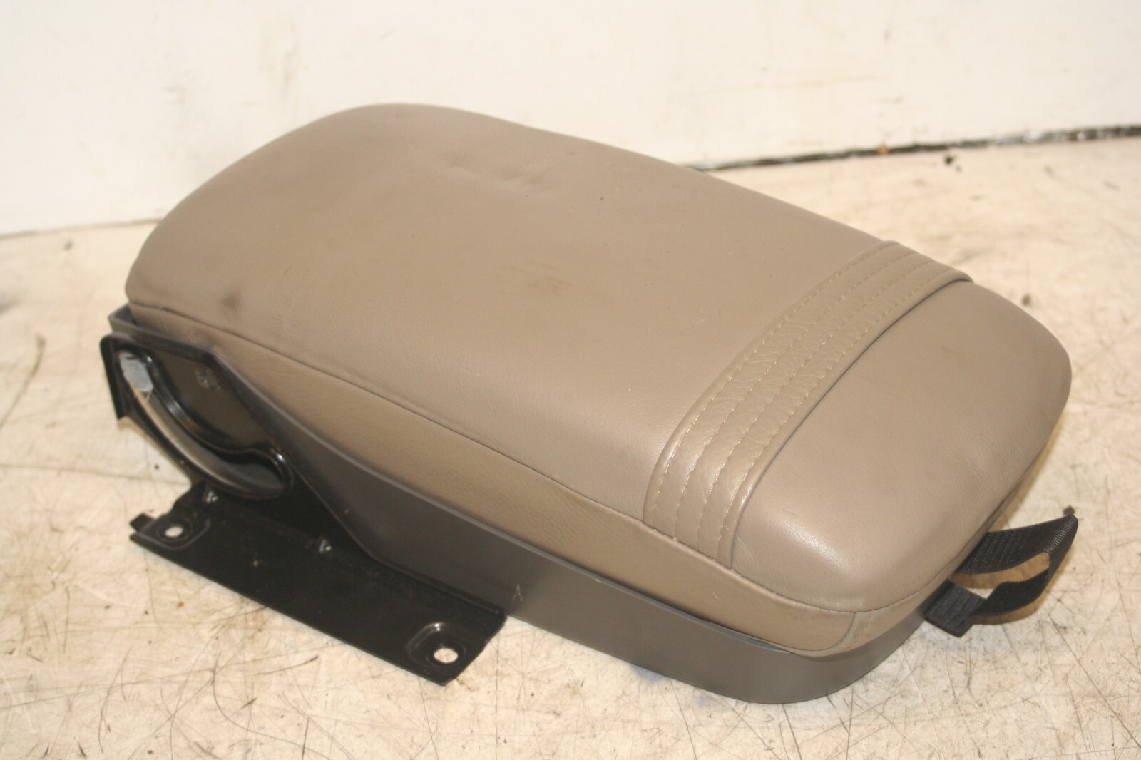 1999 VOLVO C70 2.4 PETROL. ARM REST LEATHER REAR SEAT