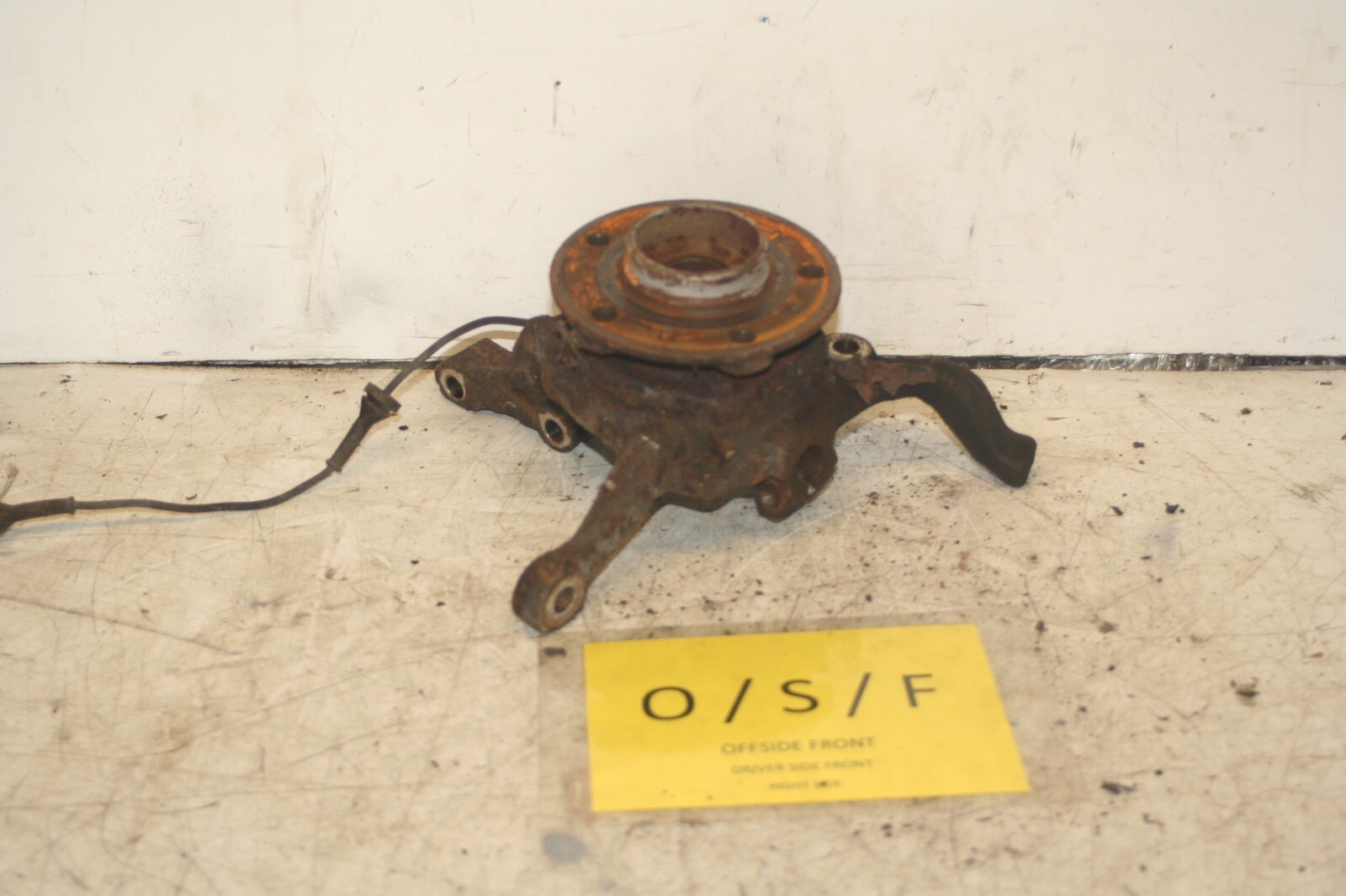 1999 VOLVO C70 2.4 PETROL. DRIVER SIDE FRONT WHEEL HUB - Image 2