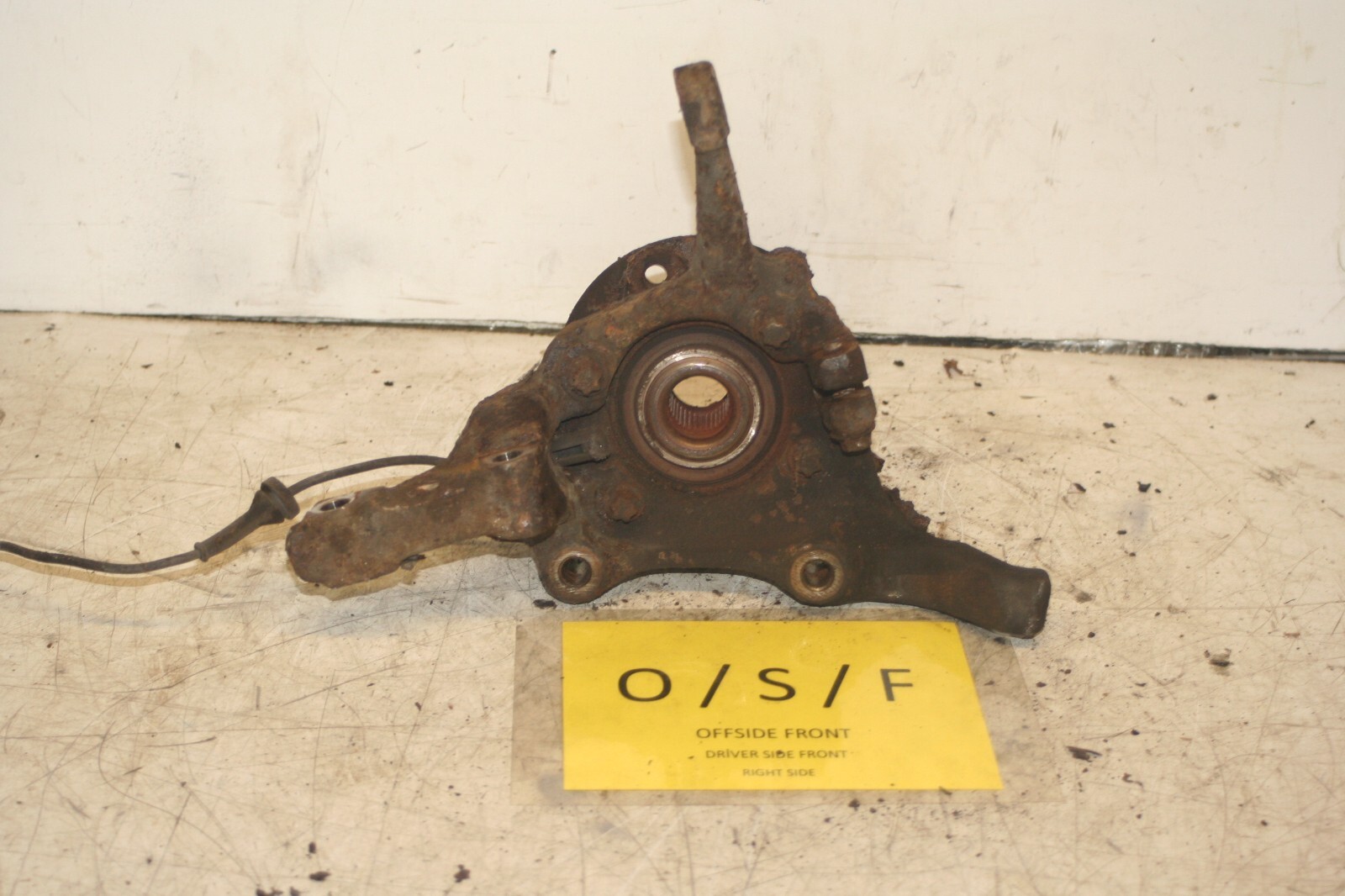 1999 VOLVO C70 2.4 PETROL. DRIVER SIDE FRONT WHEEL HUB - Image 3