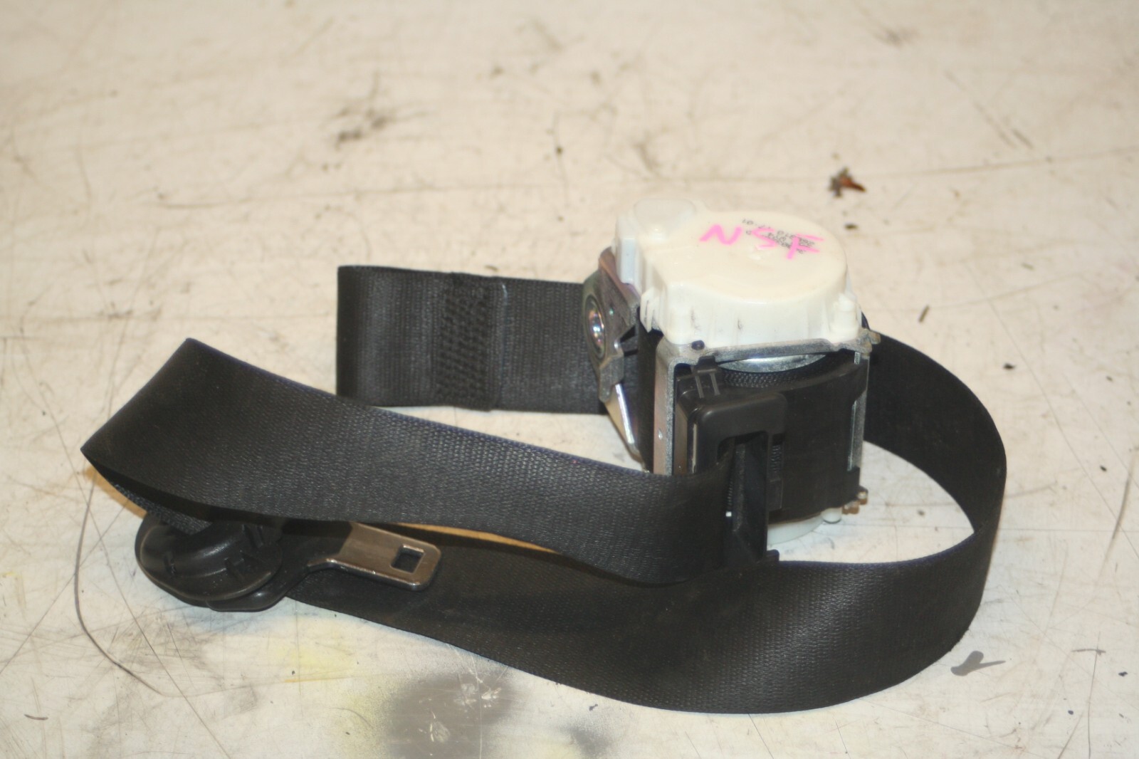 (95) 2010 BMW 1 SERIES E82. PASSENGER SIDE FRONT SEAT BELT
