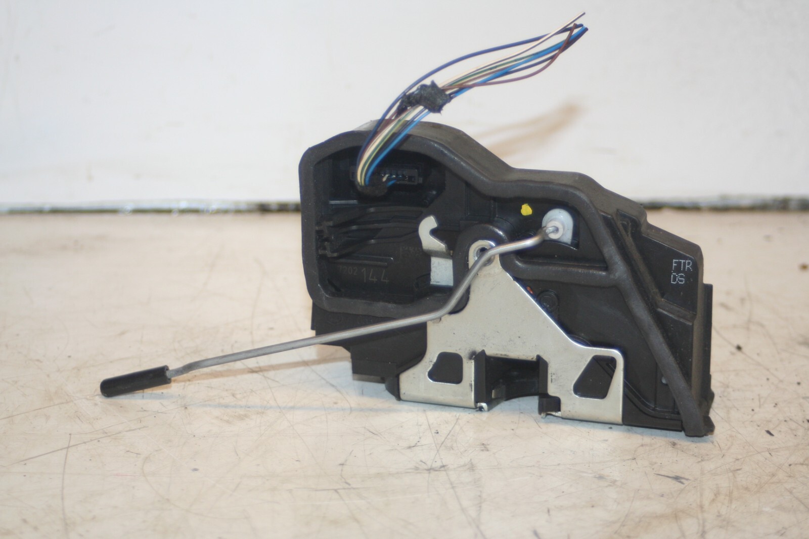 (95) 2010 BMW 1 SERIES E82. DRIVER SIDE FRONT DOOR LOCK MECHANISM MOTOR - Image 3