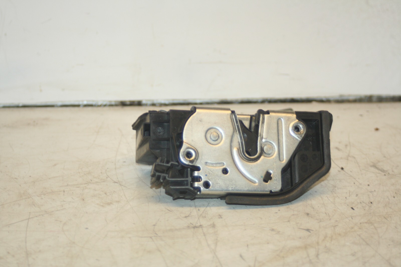 (95) 2010 BMW 1 SERIES E82. DRIVER SIDE FRONT DOOR LOCK MECHANISM MOTOR - Image 4