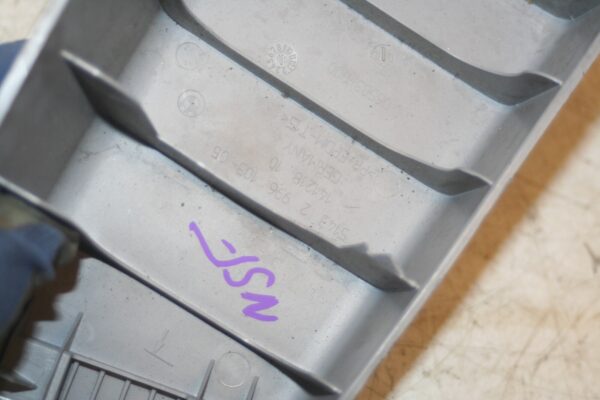 (95) 2010 BMW 1 SERIES E82. PASSENGER SIDE B PILLAR TRIM 2996103 - Image 6