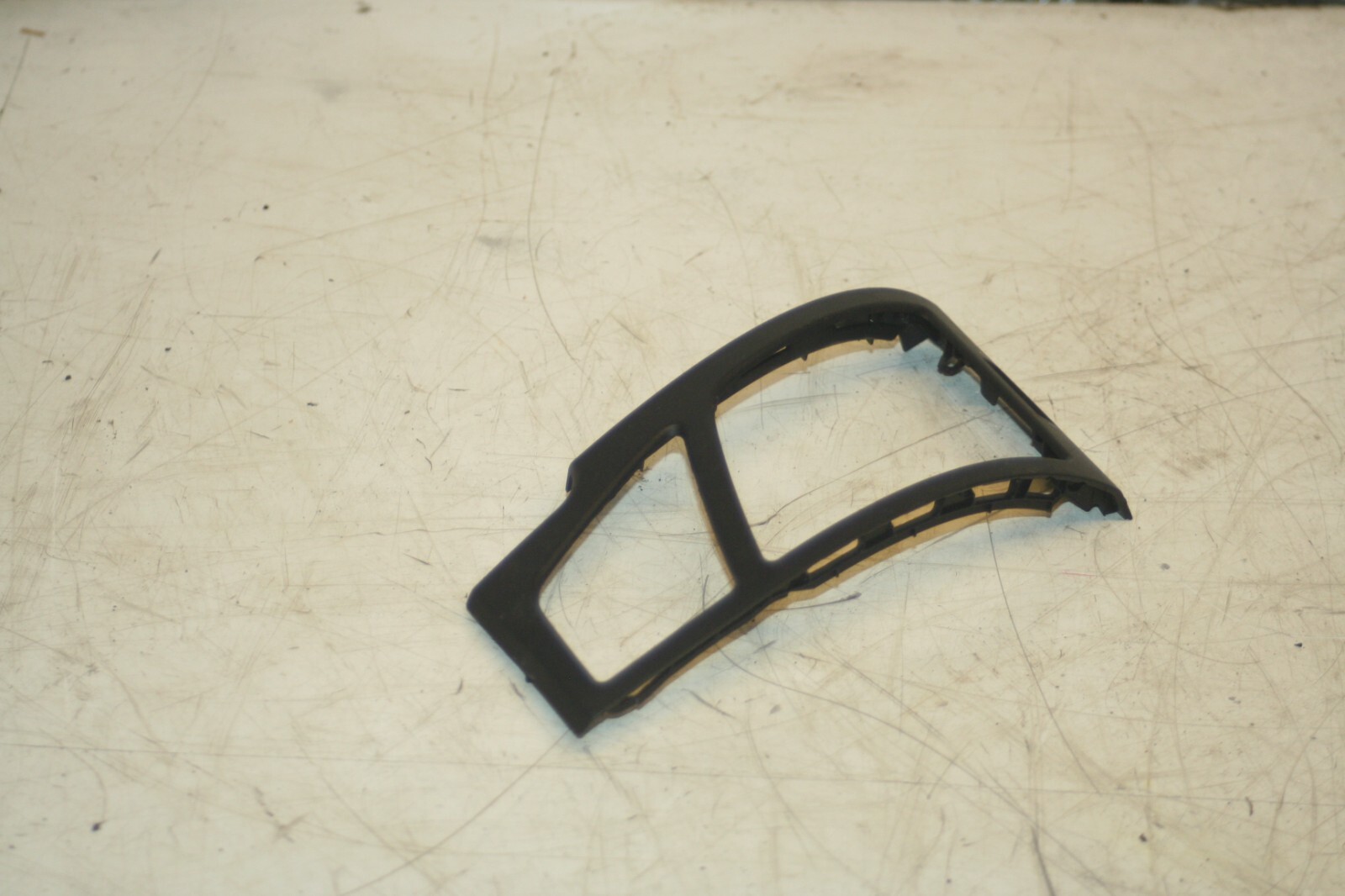 (95) 2010 BMW 1 SERIES E82. AIR VENT SURROUND TRIM