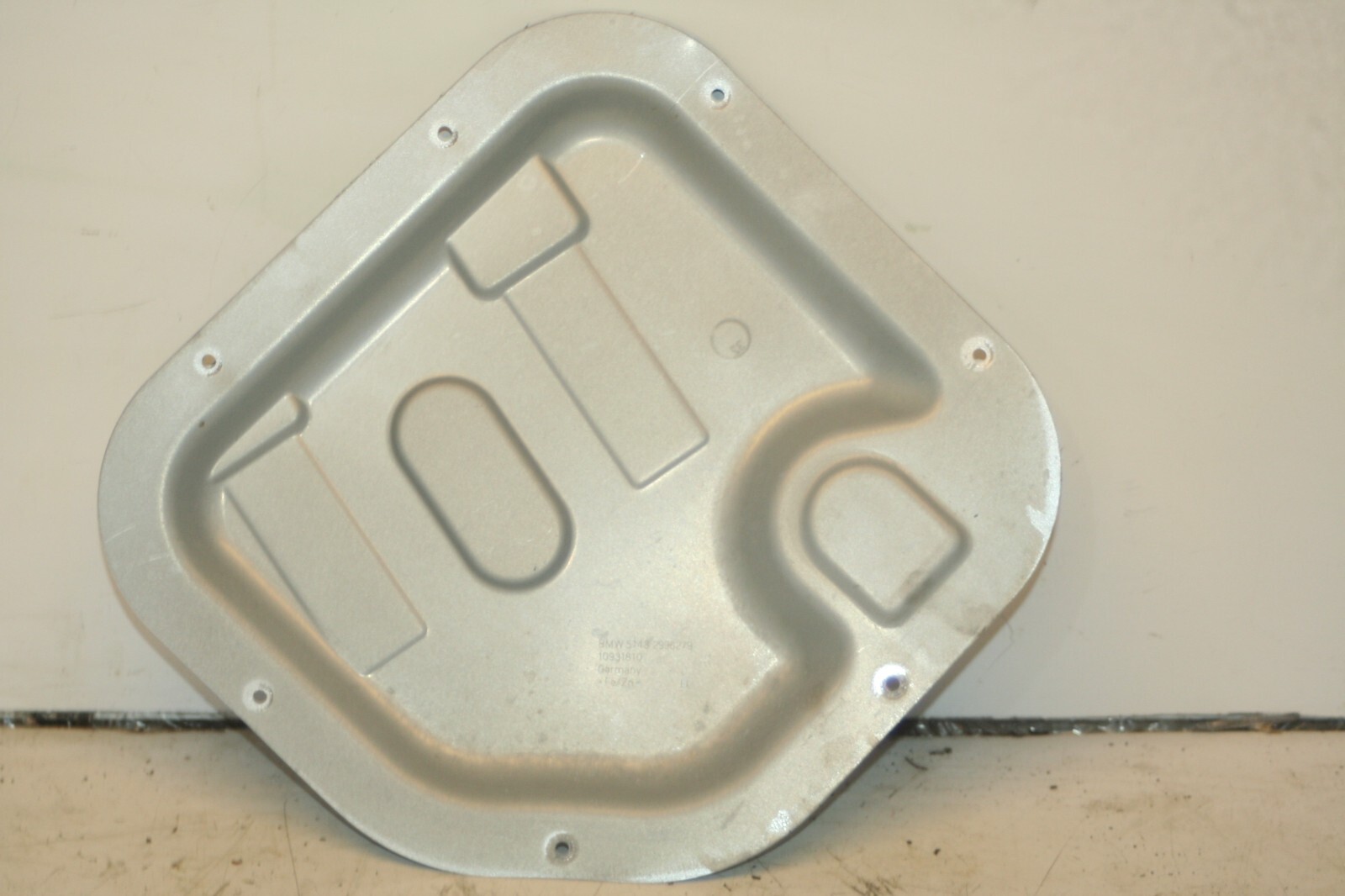 (95) 2010 BMW 1 SERIES E82. PASSENGER SIDE REAR DOOR CARD COVER PLATE PANEL