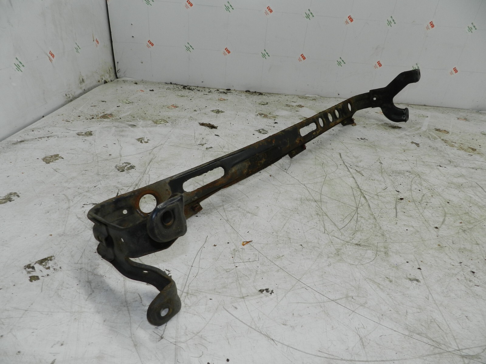 2008 FORD FOCUS CC CONVERTIBLE. LOWER RADIATOR FRAME