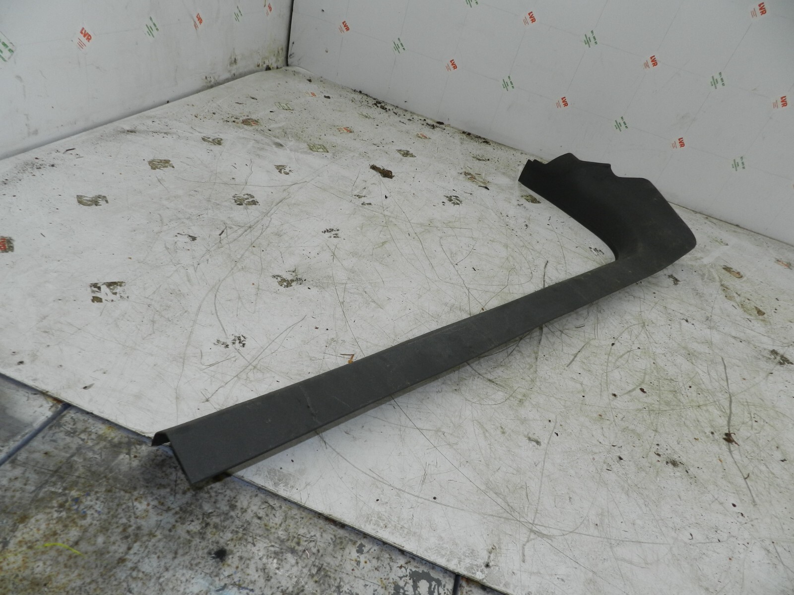 2008 FORD FOCUS CC CONVERTIBLE. PASSENGER SIDE LOWER SILL TRIM