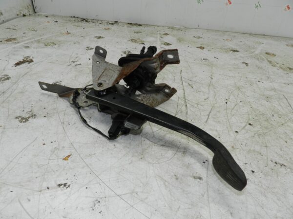 2008 FORD FOCUS CC CONVERTIBLE. CLUTCH PEDAL WITH MASTER CYLINDER 4M517B633DP