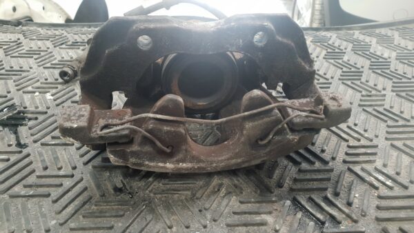 2013 Ford Focus 1.0 Petrol Ecoboost Drivers Front O/S/F Brake Caliper/Carrier - Image 3