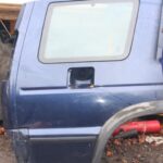 2001 LAND ROVER DISCOVERY 2 TD5. DRIVER REAR QUARTER IN BLUE (GLASS BROKEN)