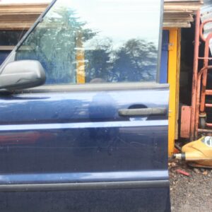 2001 LAND ROVER DISCOVERY 2 TD5. PASSENGER FRONT DOOR IN BLUE (NO WING MIRROR)