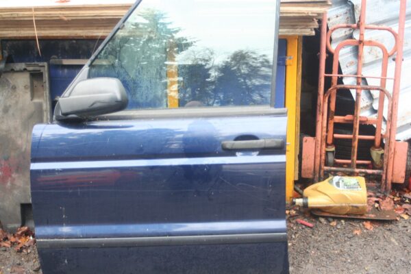 2001 LAND ROVER DISCOVERY 2 TD5. PASSENGER FRONT DOOR IN BLUE (NO WING MIRROR)