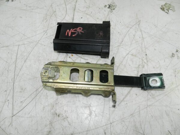 (131) 02 MERCEDES BENZ E CLASS ESTATE W210. PASSENGER REAR DOOR STAY CHECK STRAP - Image 3