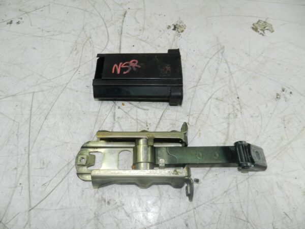 (131) 02 MERCEDES BENZ E CLASS ESTATE W210. PASSENGER REAR DOOR STAY CHECK STRAP - Image 4