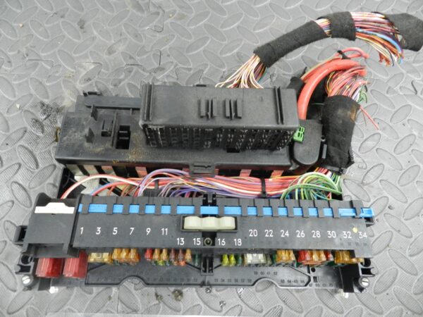 143. 2003 BMW E46 318Ci CONVERTIBLE. FUSE BOX BOARD 8364542 POWER BOARD UNIT - Image 2