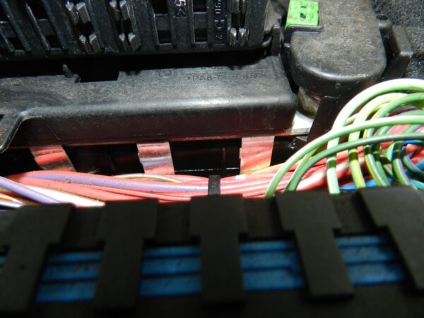 143. 2003 BMW E46 318Ci CONVERTIBLE. FUSE BOX BOARD 8364542 POWER BOARD UNIT - Image 7