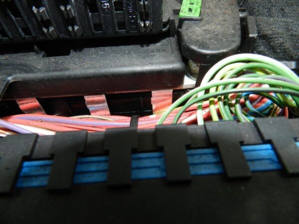 143. 2003 BMW E46 318Ci CONVERTIBLE. FUSE BOX BOARD 8364542 POWER BOARD UNIT - Image 8