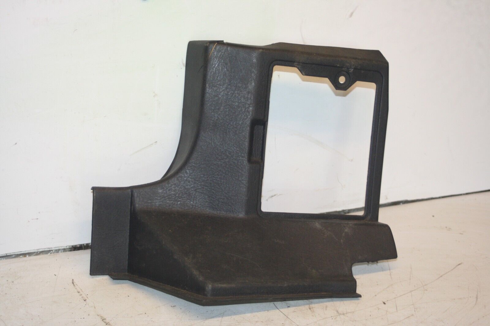 1990 FORD GRANADA MK3. BOOT PLASTIC TRIM BROKEN CRACKED 90GB-F31025-AC - Image 2