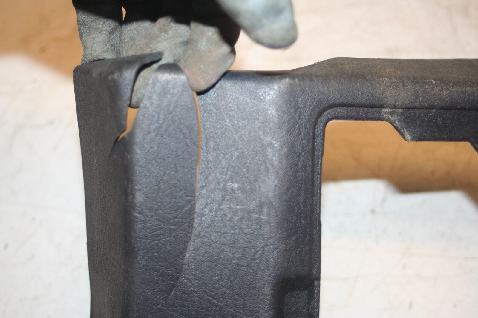 1990 FORD GRANADA MK3. BOOT PLASTIC TRIM BROKEN CRACKED 90GB-F31025-AC - Image 3