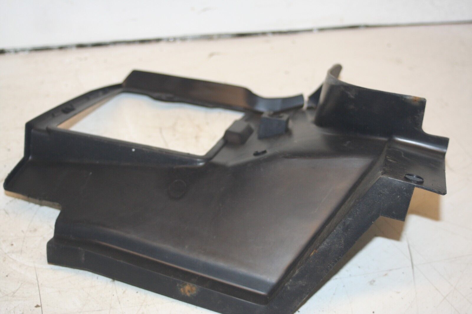 1990 FORD GRANADA MK3. BOOT PLASTIC TRIM BROKEN CRACKED 90GB-F31025-AC - Image 4